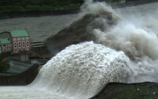 Espectaculares imágenes de una represa en Taiwán, tras tormenta Trami