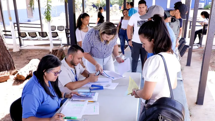 Centro de pago de becas del IFARHU.