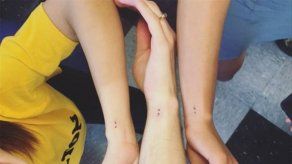 Selena Gomez se tatúa un punto y coma en el antebrazo