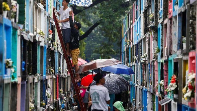 Los cementerios filipinos se llenan de color en el Día de los Difuntos