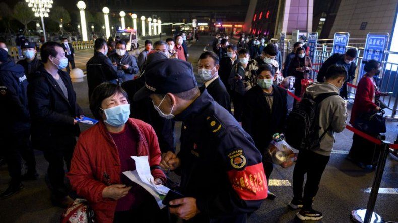 Miles de pasajeros abandonan Wuhan tras el fin del confinamiento