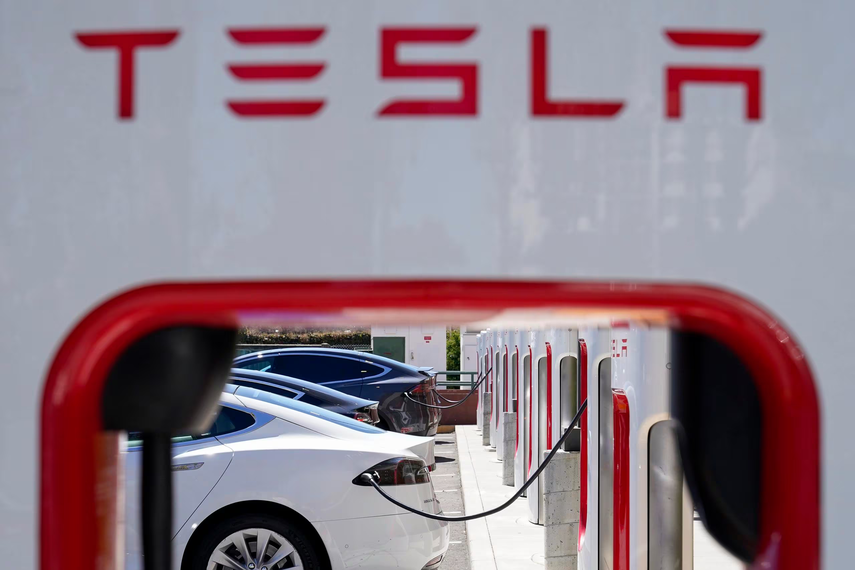 Tesla anuncia a sus empleados que reducirá su plantilla global más de 10 %.