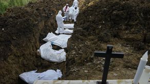 Panamá entierra a más migrantes muertos en jungla del Darién