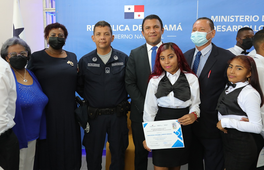 Jóvenes graduados de carreras técnicas en CEFODEA. 