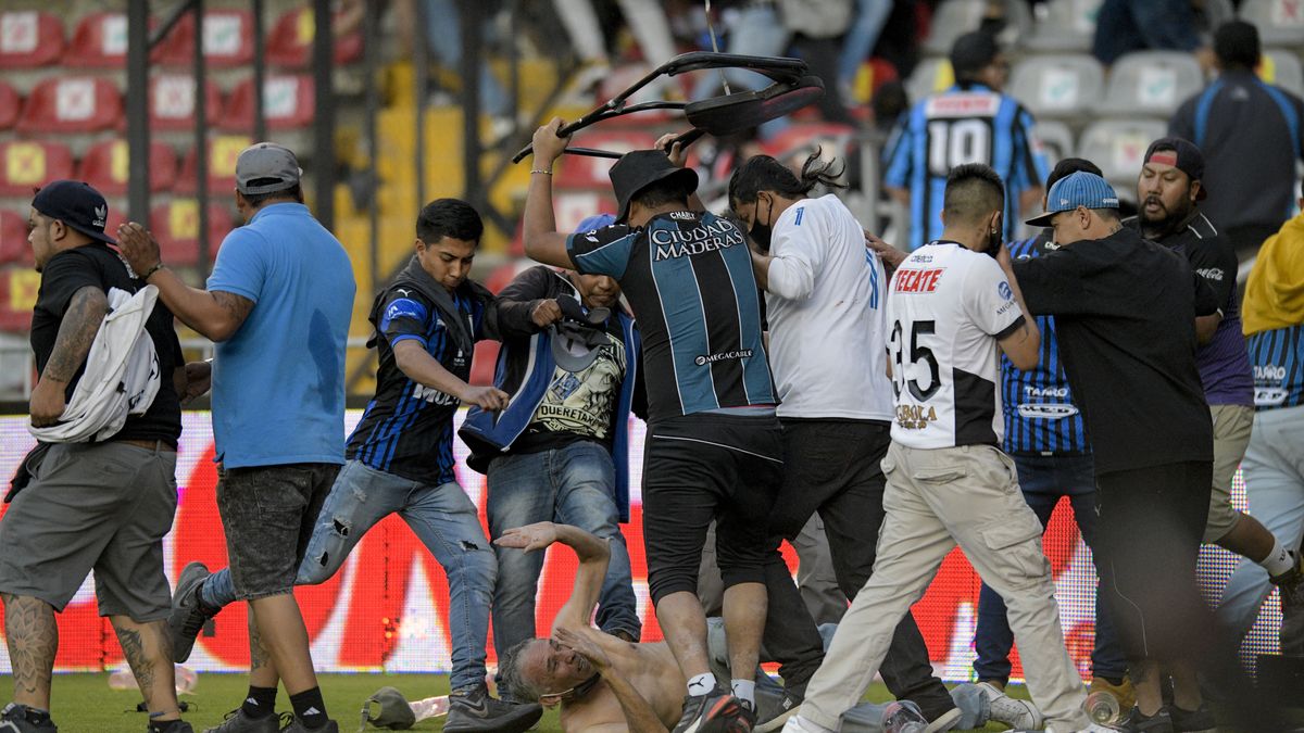 México suspende a 5 funcionarios tras gresca en fútbol