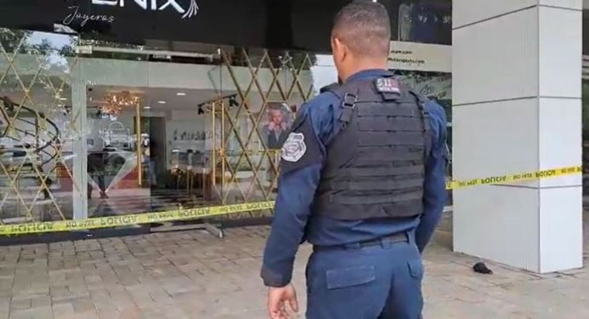 Vistas de la joyería que fue asaltada este 13 de octubre en Avenida México.