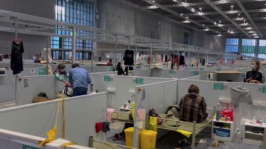 El gobierno reportó el lunes 23.460 casos nuevos en el territorio continental chino, de los que apenas 2.742 tenían síntomas. Shanghái suponía el 95% del total, o 22.251 casos, incluidos 2.420 con síntomas.