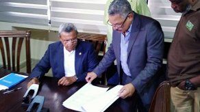 Denuncian supuestas firmas de fallecidos en libros de candidatos presidenciales por libre postulación