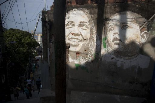 El arte callejero de Vhils decora las callejuelas de una favela