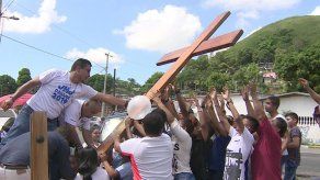 Feligreses en San Miguelito reciben el icono de la Virgen María y Cruz Peregrina