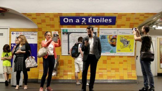 El metro de París celebra la victoria de Francia en el Mundial