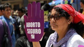 Juez chileno sobresee a un médico y una mujer acusados de practicar aborto