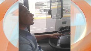 Captan a operador del Metro Bus chateando mientras conducía