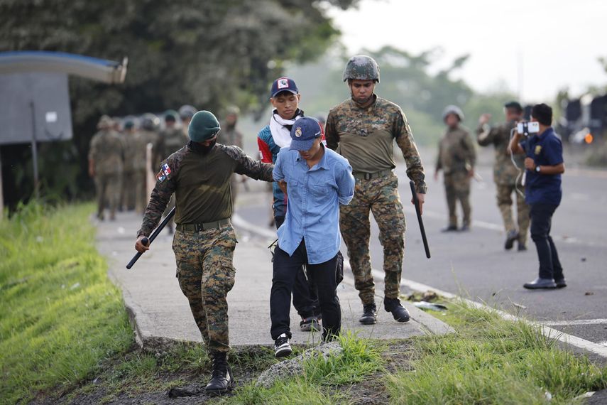 Ayer, las protestas dejaron al menos una docena de detenidos, la mayoría indígenas de la etnia Ngäbe Buglé. Ayer, las protestas dejaron al menos una docena de detenidos, la mayoría indígenas de la etnia Ngäbe Buglé.