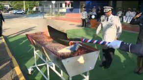 Estamentos de seguridad realizan acto de cremación de banderas