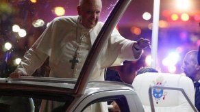 Miles de personas reciben al papa Francisco en Manila Miles de personas reciben al papa Francisco en Manila