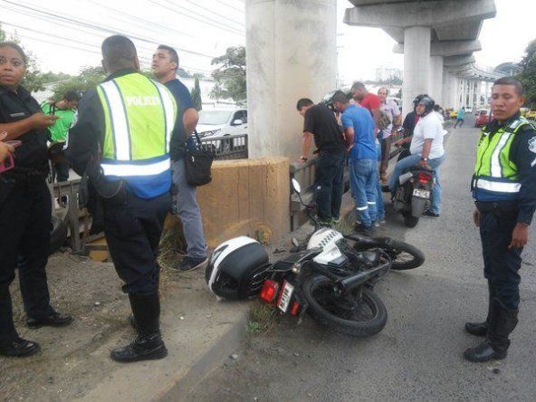 Motorizado cae de un puente en San Miguelito