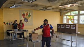 Un hombre emite su voto en un colegio electoral durante la repetición de las elecciones para gobernador en el estado de Barinas, en Barinas, Venezuela.