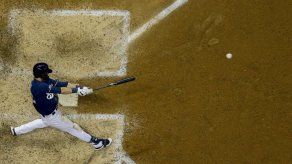 Yelich consigue grand slam; Cerveceros arrollan a Bravos