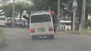 Bus grabado con estudiantes balanceándose en las ventanas fue retenido Bus grabado con estudiantes balanceándose en las ventanas fue retenido