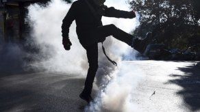 Lanzan piedras y bombas incendiarias vs policías en Grecia