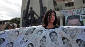 Familiares de 43 estudiantes desaparecidos se reúnen con gobierno