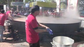 Cocinan en Uruguay guiso lentejas de 3.345 kilos en busca de récord Guinness