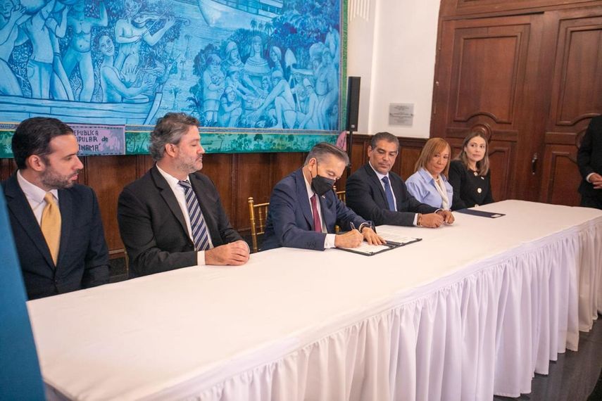 El presidente Laurentino Cortizo firma el decreto que regula el abastecimiento de los medicamentos.