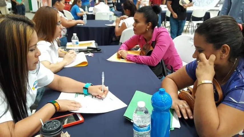 Personal de una empresa realizando entrevista en una feria de empleo