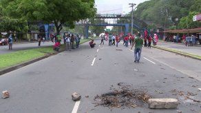 Universitarios cierran la Vía Transístmica frente a la UP