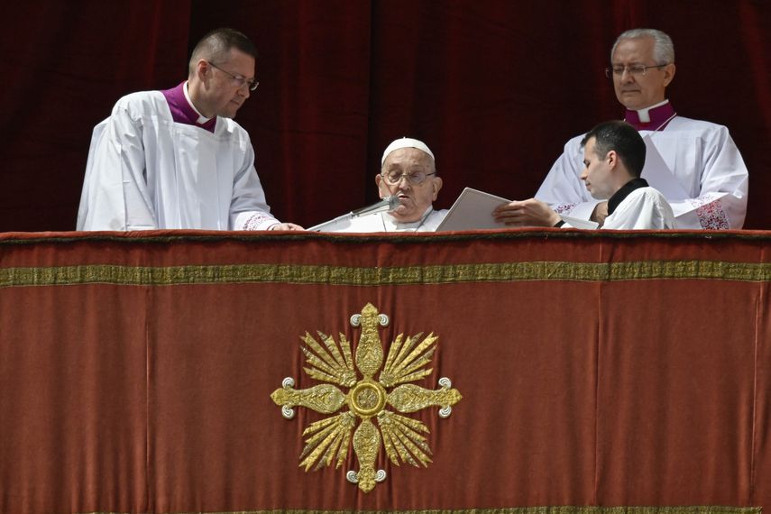 El papa Francisco desea a los fieles una feliz Pascua desde el balcón de la Basílica de San Pedro.