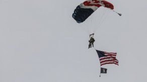 Veterano de 97 años salta en paracaídas para conmemorar 75 años del desembarco