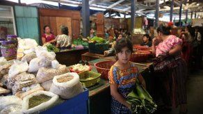 Indígenas de Guatemala dejan el plástico y ahora empacan en hojas de plátano