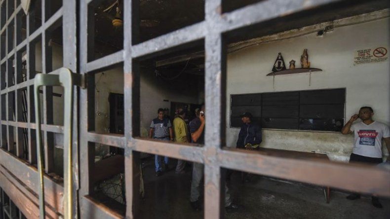 Gobernador venezolano promete nuevos espacios para presos tras tragedia