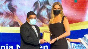 Entregan reconocimiento a Jenia Nenzen en el Día del Periodista