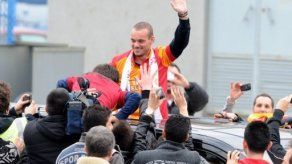 Cientos de hinchas del Galatasaray reciben al holandés Sneijder