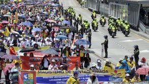 Maestros de Colombia acuerdan mejoras salariales y levantan huelga