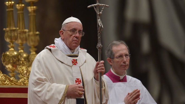 El papa dice en la misa del Gallo: Jesús es la luz que disipa las tinieblas