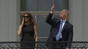 Trump observó el eclipse solar sin gafas por unos segundos