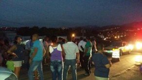 Moradores de Lluvia de Oro realizan cierre de calle por falta de agua