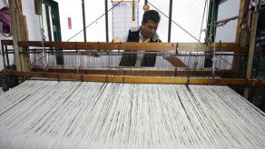 Artesanos colombianos tejen un manto para el papa Francisco