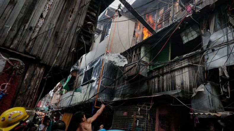 Mueren cinco hermanos en un incendio en un barrio pobre de Manila