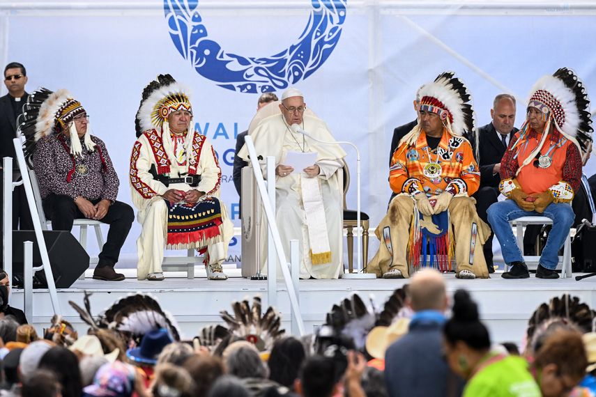 El Papa Francisco habla con los miembros de la comunidad indígena en Muskwa Park.