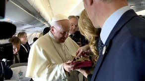 Un rosario de tagua y una pintura de Olga Sinclair son obsequiados al Papa en nombre de Panamá Un rosario de tagua y una pintura de Olga Sinclair son obsequiados al Papa en nombre de Panamá