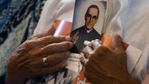 Salvadoreños rinden honor a su San Romero al cumplirse 39 años de su asesinato