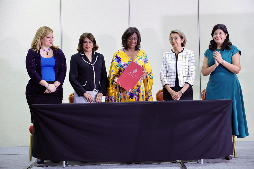 MEDUCA firma convenio con universidades.