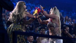 Taylor Swift se rinde al sabor latino de Karol G en los MTV VMAs 2024
