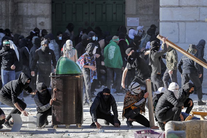 Manifestantes palestinos chocan con la policía israelí en el complejo de la mezquita Al-Aqsa de Jerusalén.