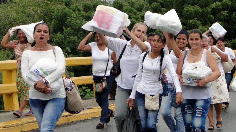 Tachan de contrabandistas a venezolanas que forzaron cruce a Colombia