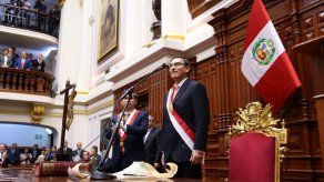 Keiko Fujimori reta al presidente Vizcarra ante gran bajón en popularidad